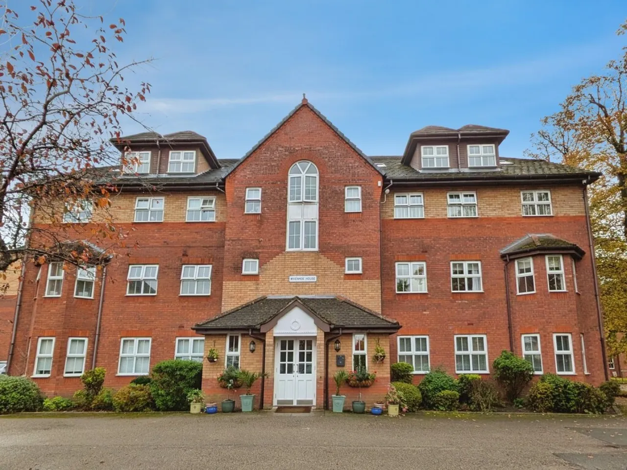 2 bed flat to rent, Wivenhoe House, L19