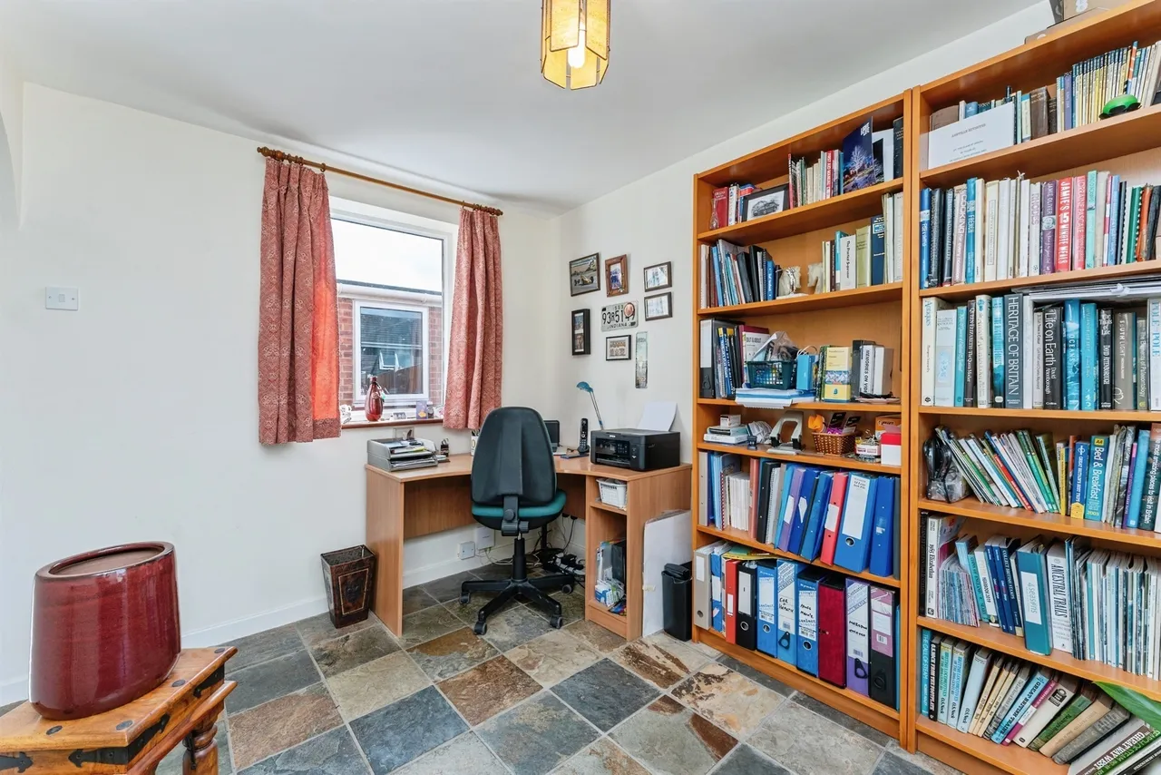 St. Peters Way, Mickle Trafford, CH2, photo 10