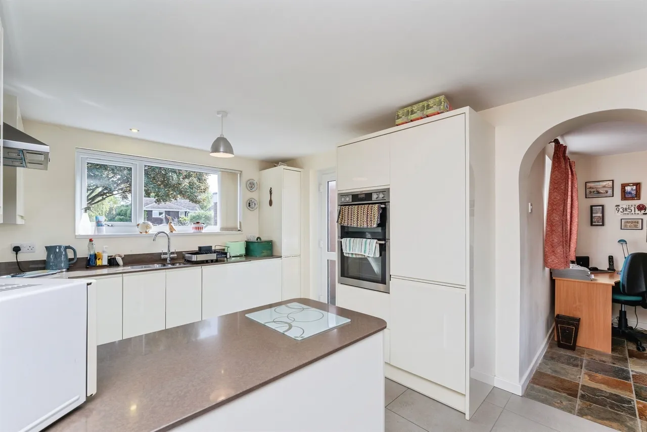 St. Peters Way, Mickle Trafford, CH2, photo 7