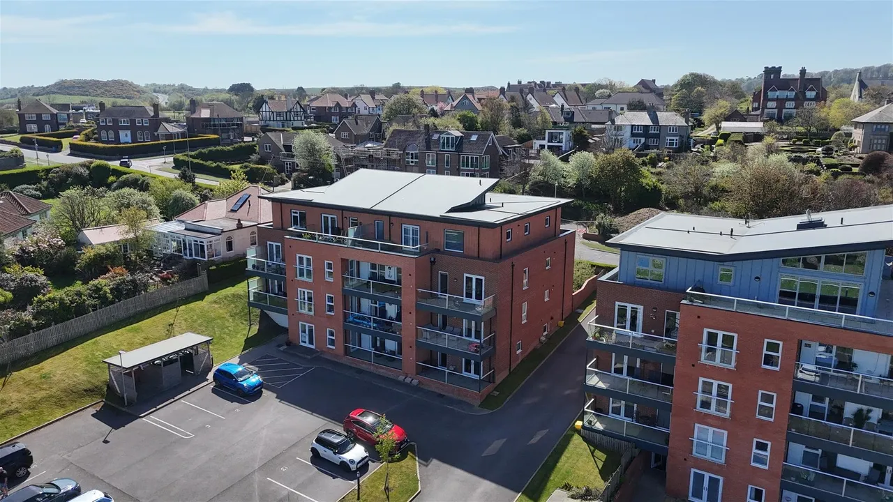 2 bed flat for sale — 48 Holbeck Hill, Scarborough YO11 3HT