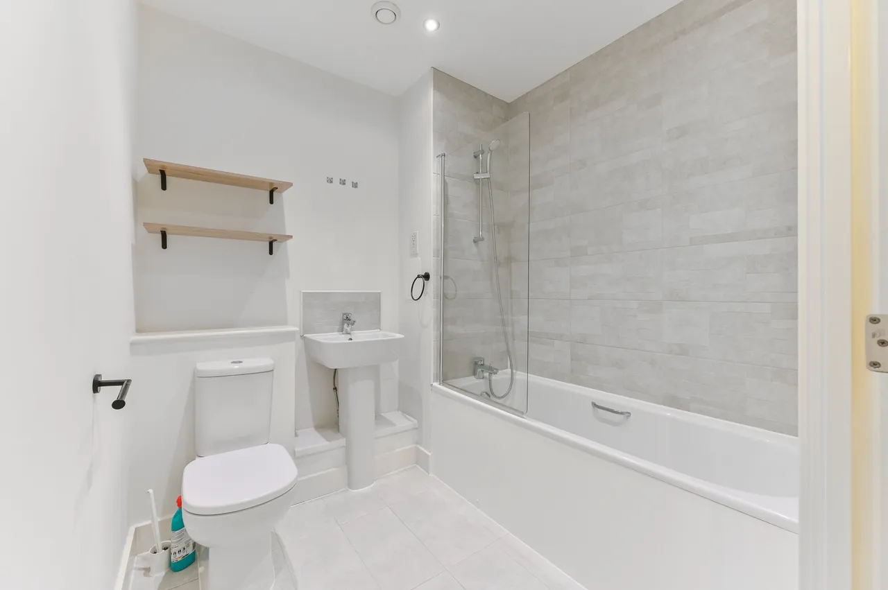 Flat 4, Lambourne House, Apple Yard, London, photo 10