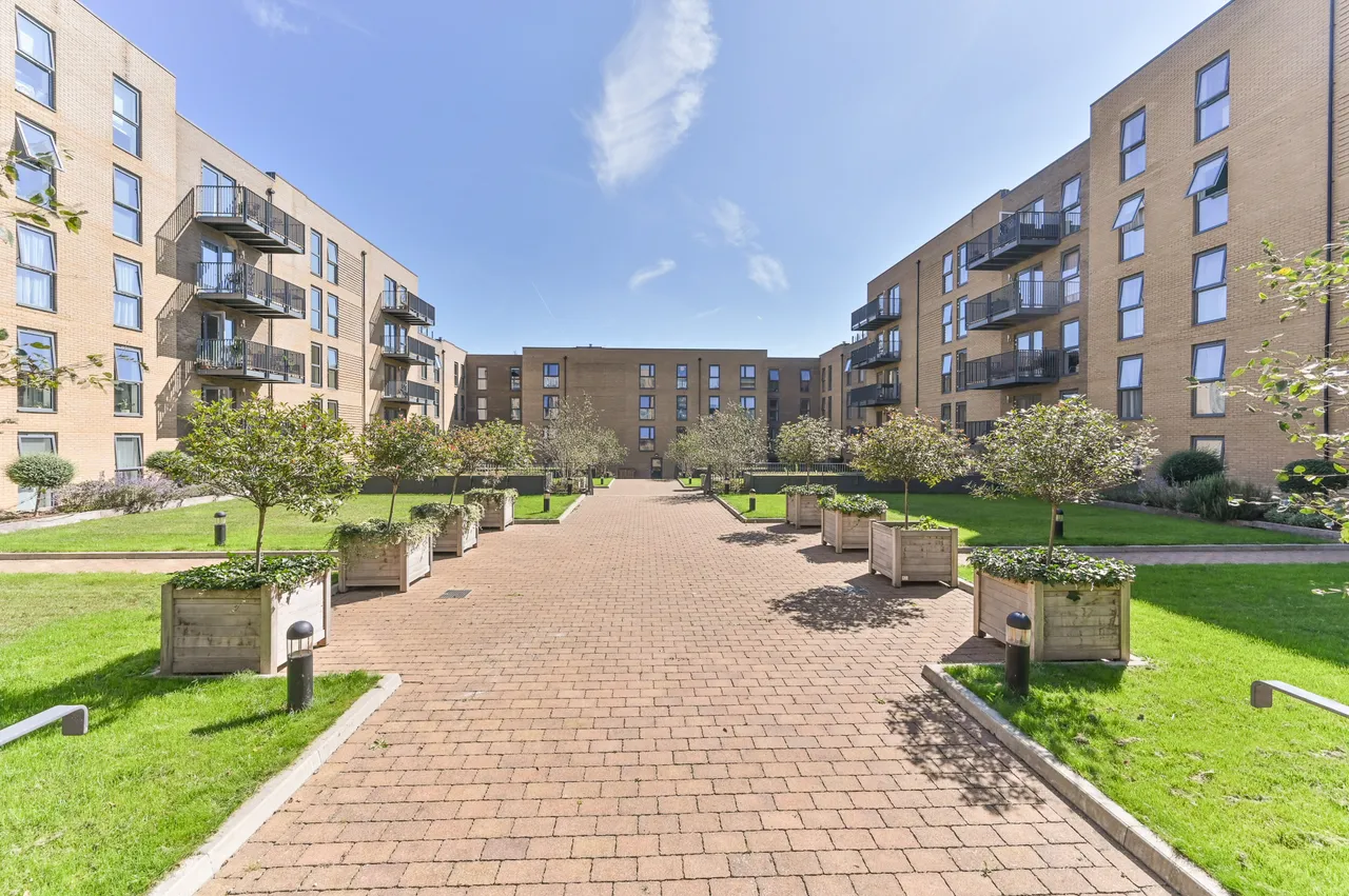 Flat 4, Lambourne House, Apple Yard, London, photo 4