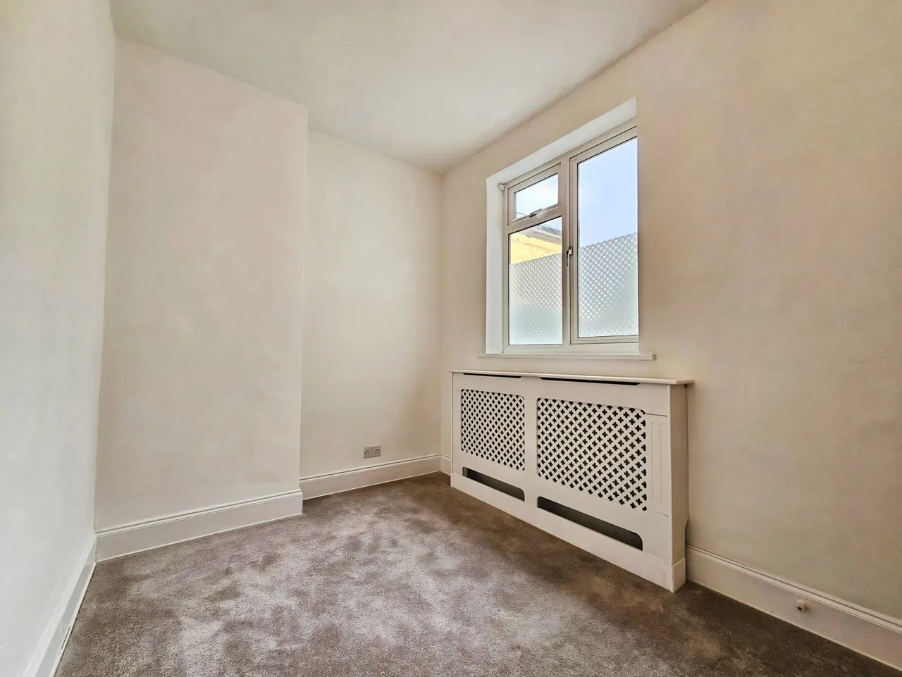Avenue Road, Staines-upon-Thames, TW18, photo 9