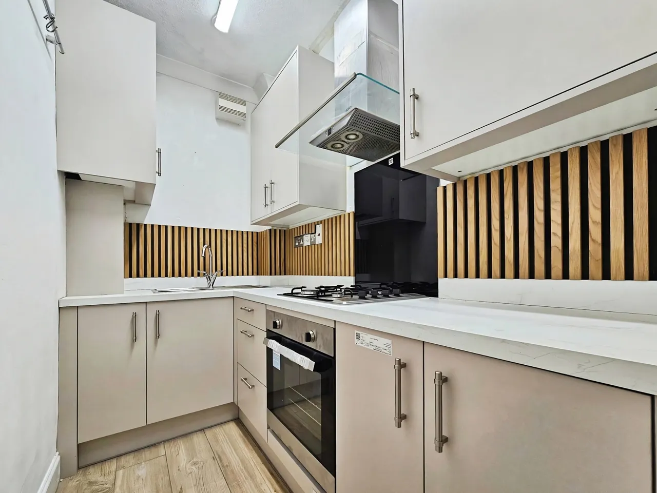 Avenue Road, Staines-upon-Thames, TW18, photo 2