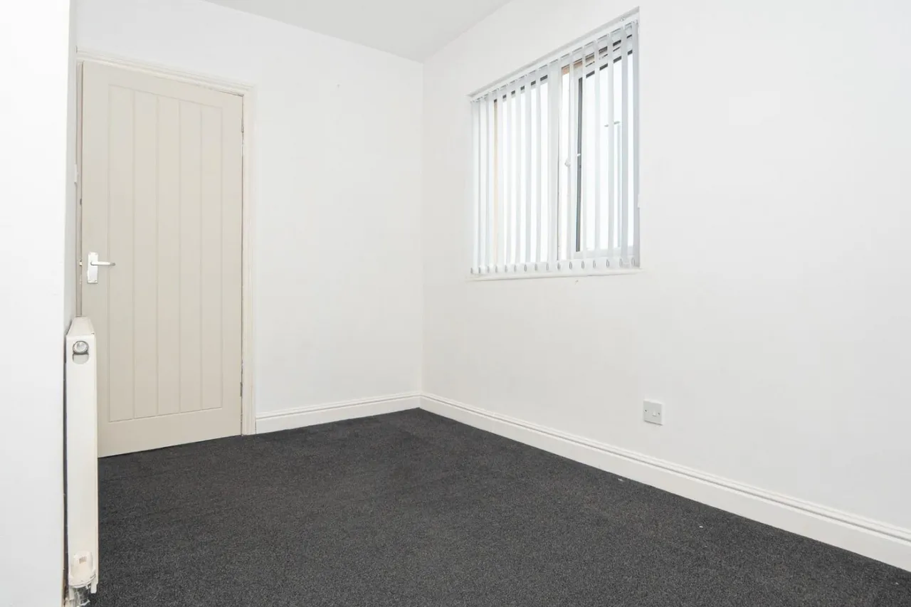 Bradford Road, LS28, photo 19