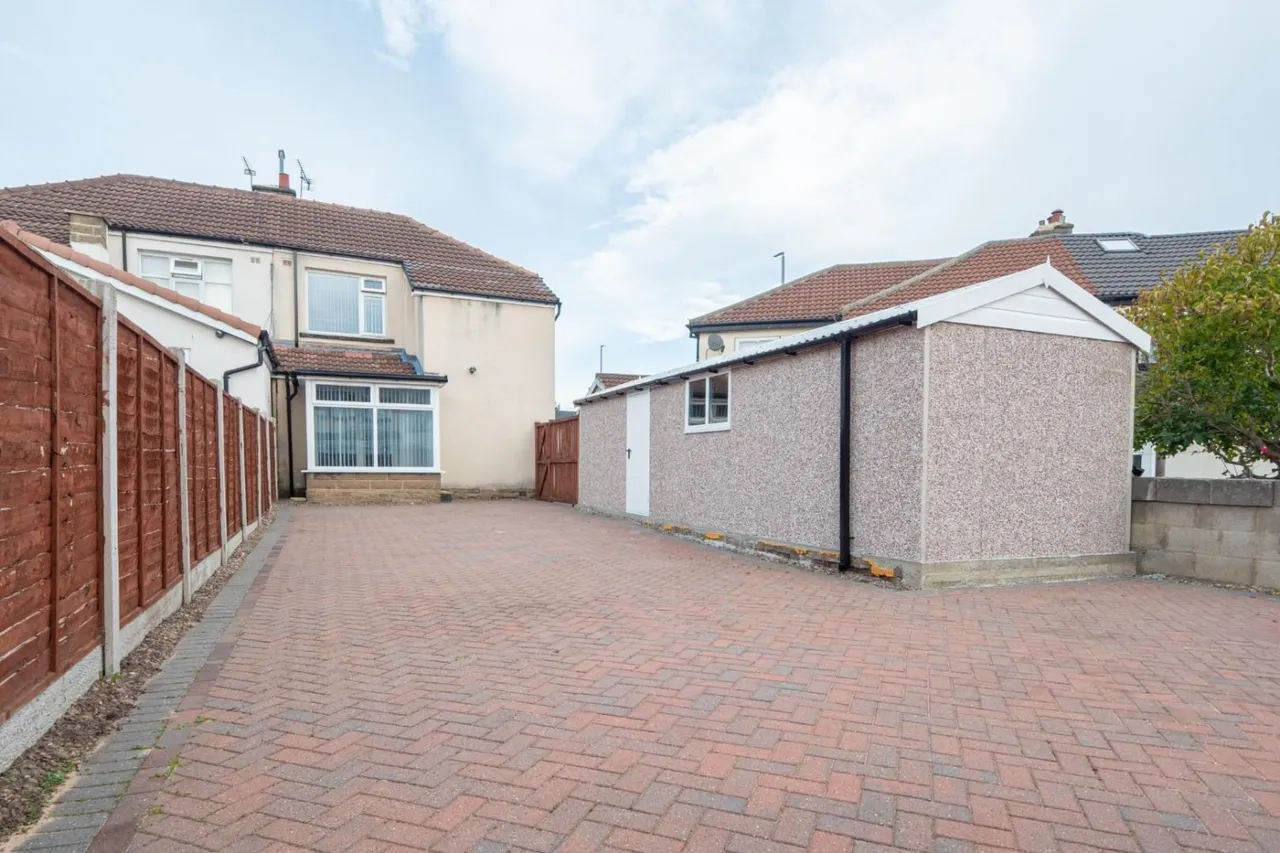 Bradford Road, LS28, photo 26