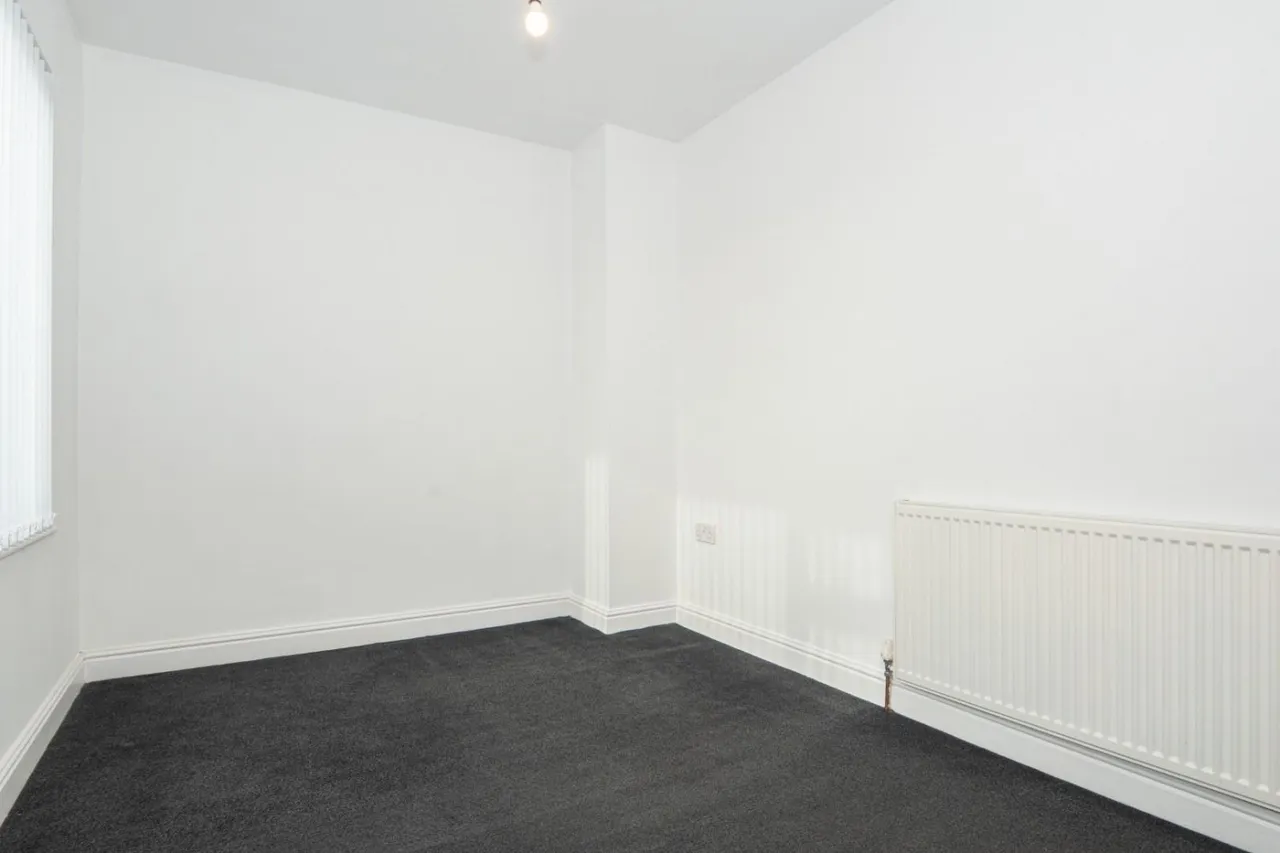 Bradford Road, LS28, photo 16