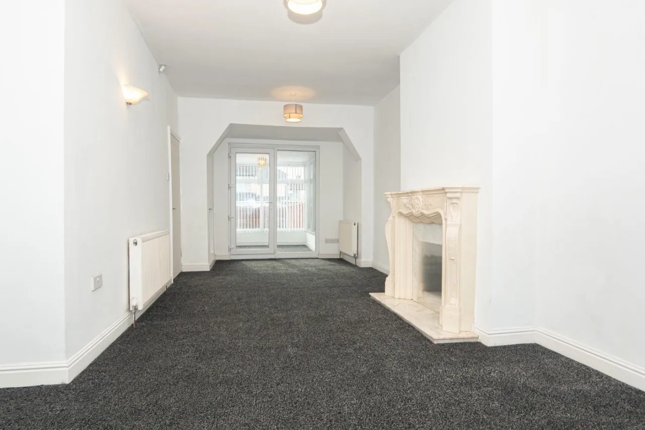 Bradford Road, LS28, photo 7