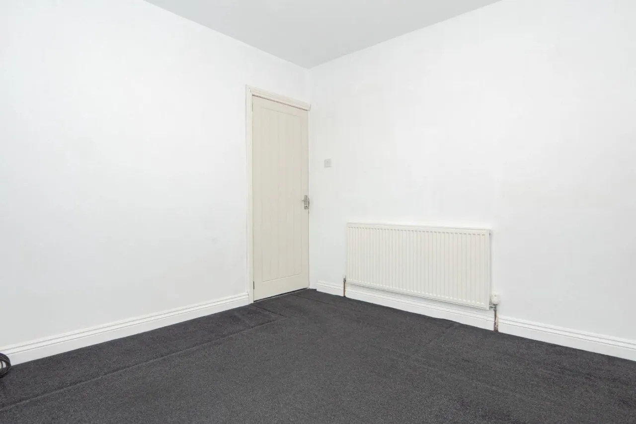 Bradford Road, LS28, photo 13