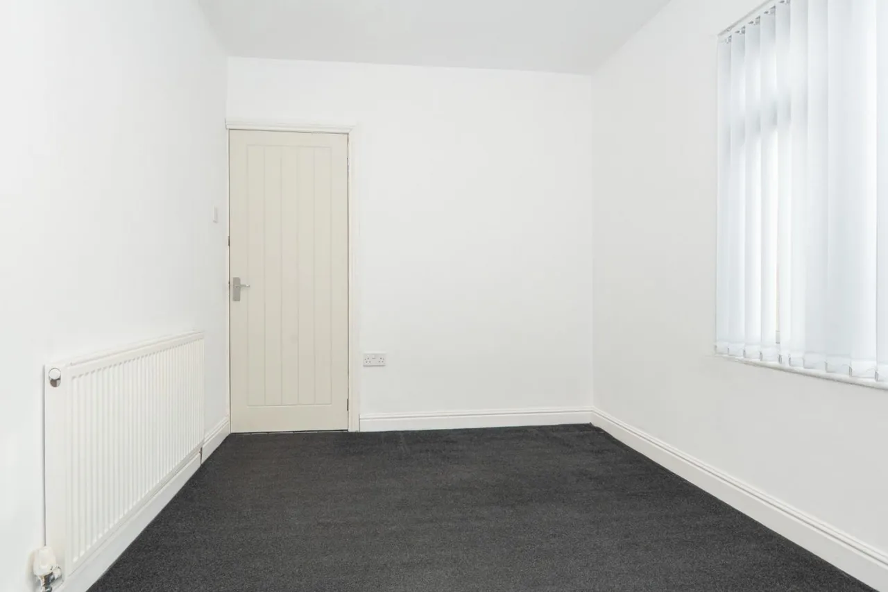Bradford Road, LS28, photo 15