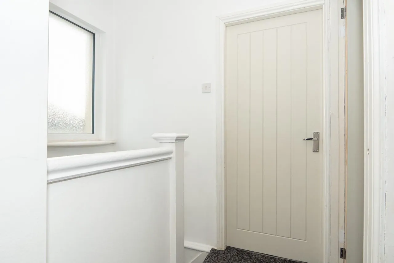 Bradford Road, LS28, photo 22