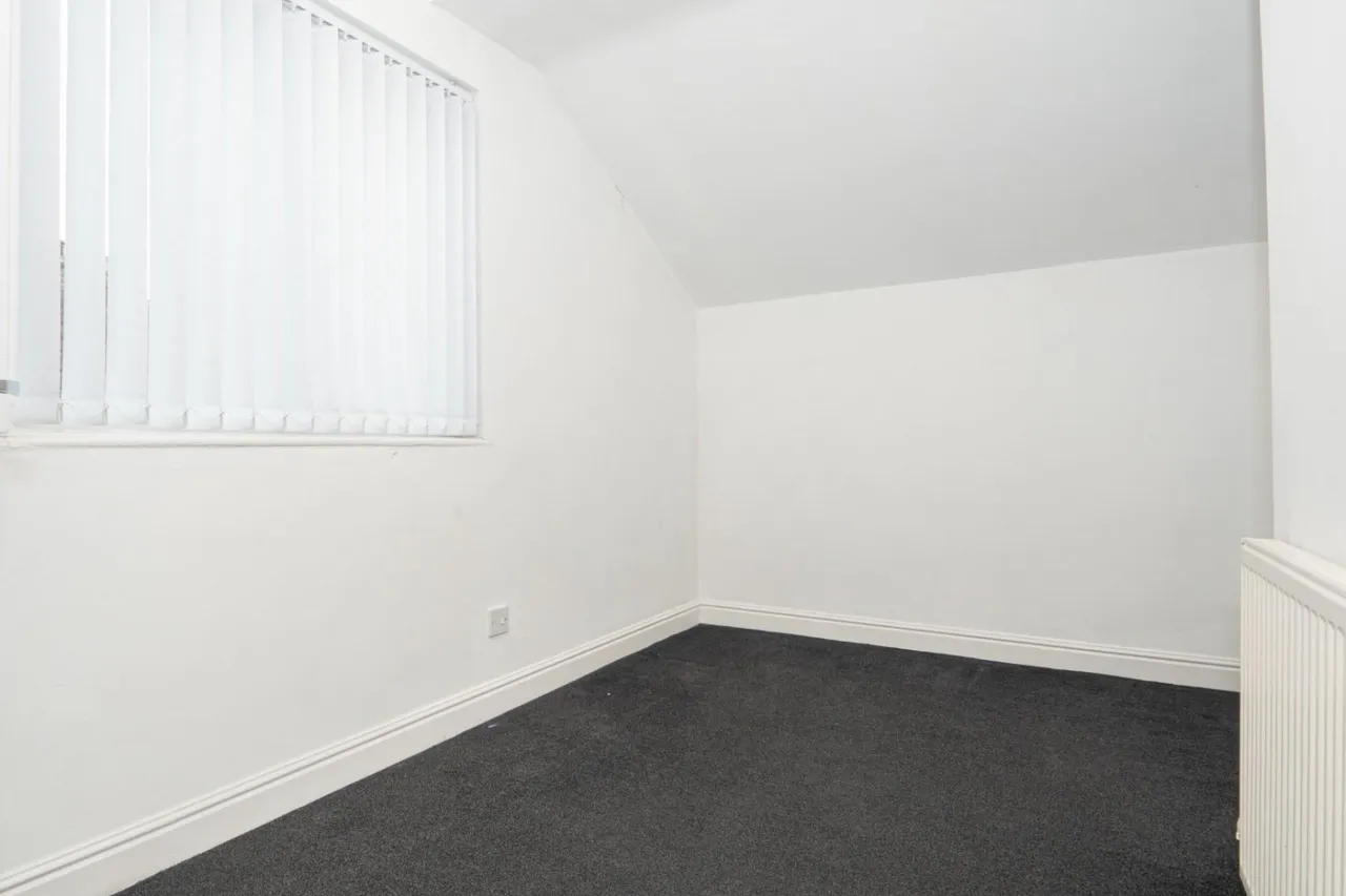 Bradford Road, LS28, photo 17