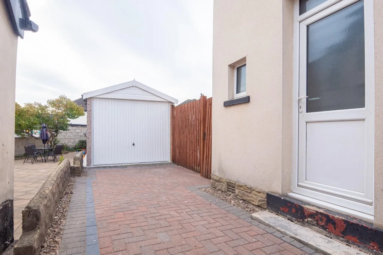 Bradford Road, LS28, photo 23