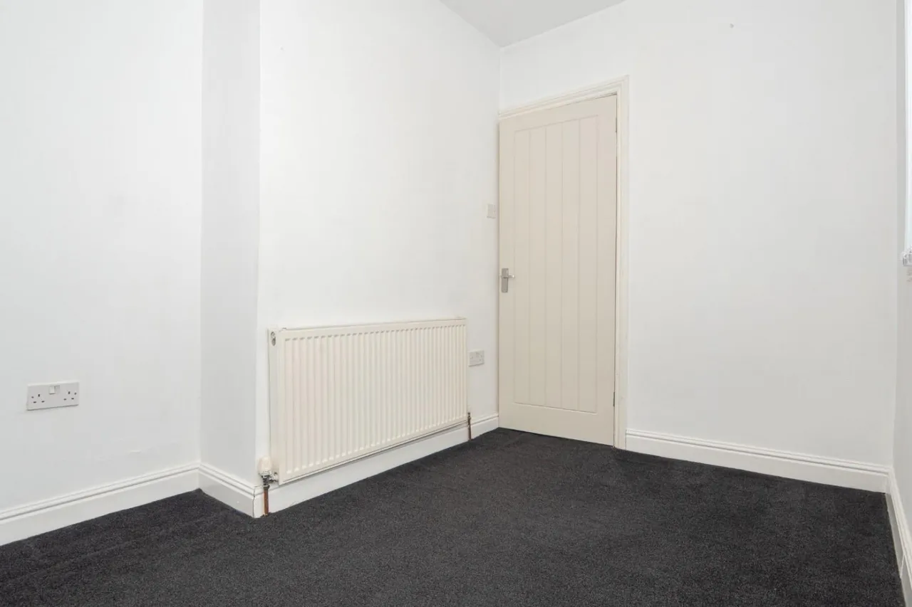 Bradford Road, LS28, photo 18