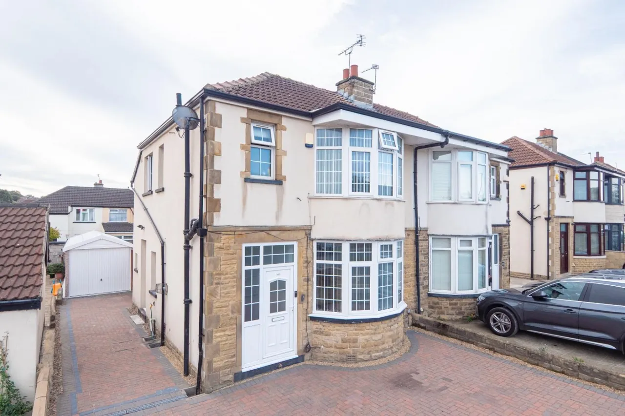 3 bed house to rent, Bradford Road, LS28