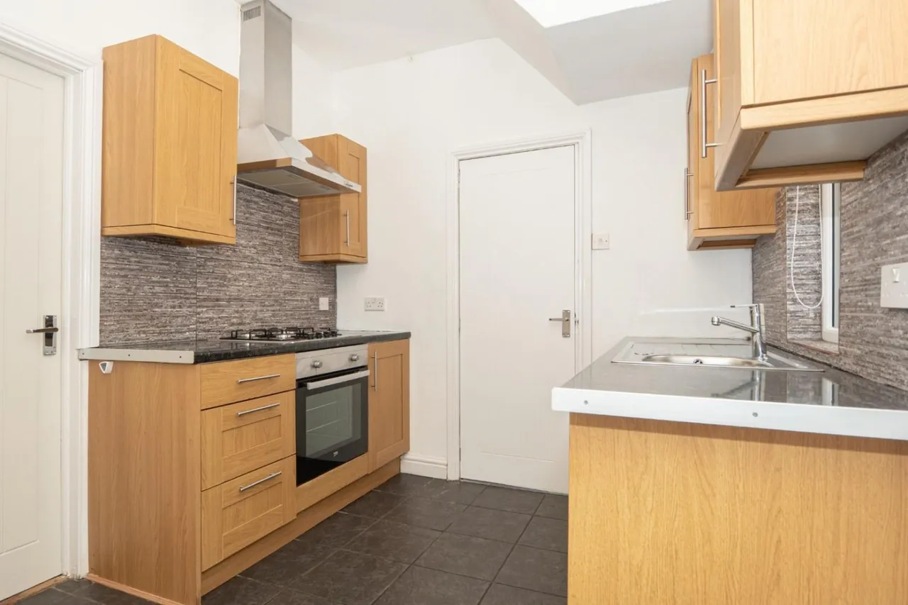 Bradford Road, LS28, photo 3