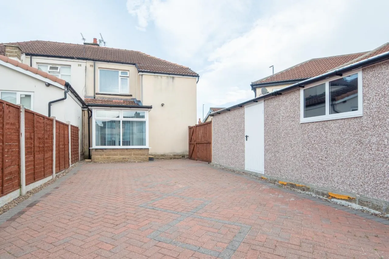 Bradford Road, LS28, photo 27