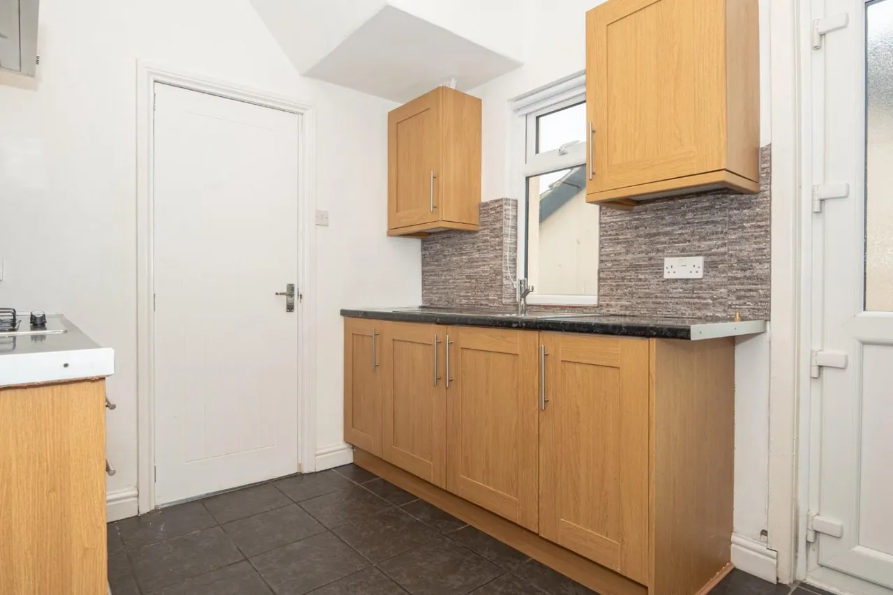 Bradford Road, LS28, photo 6