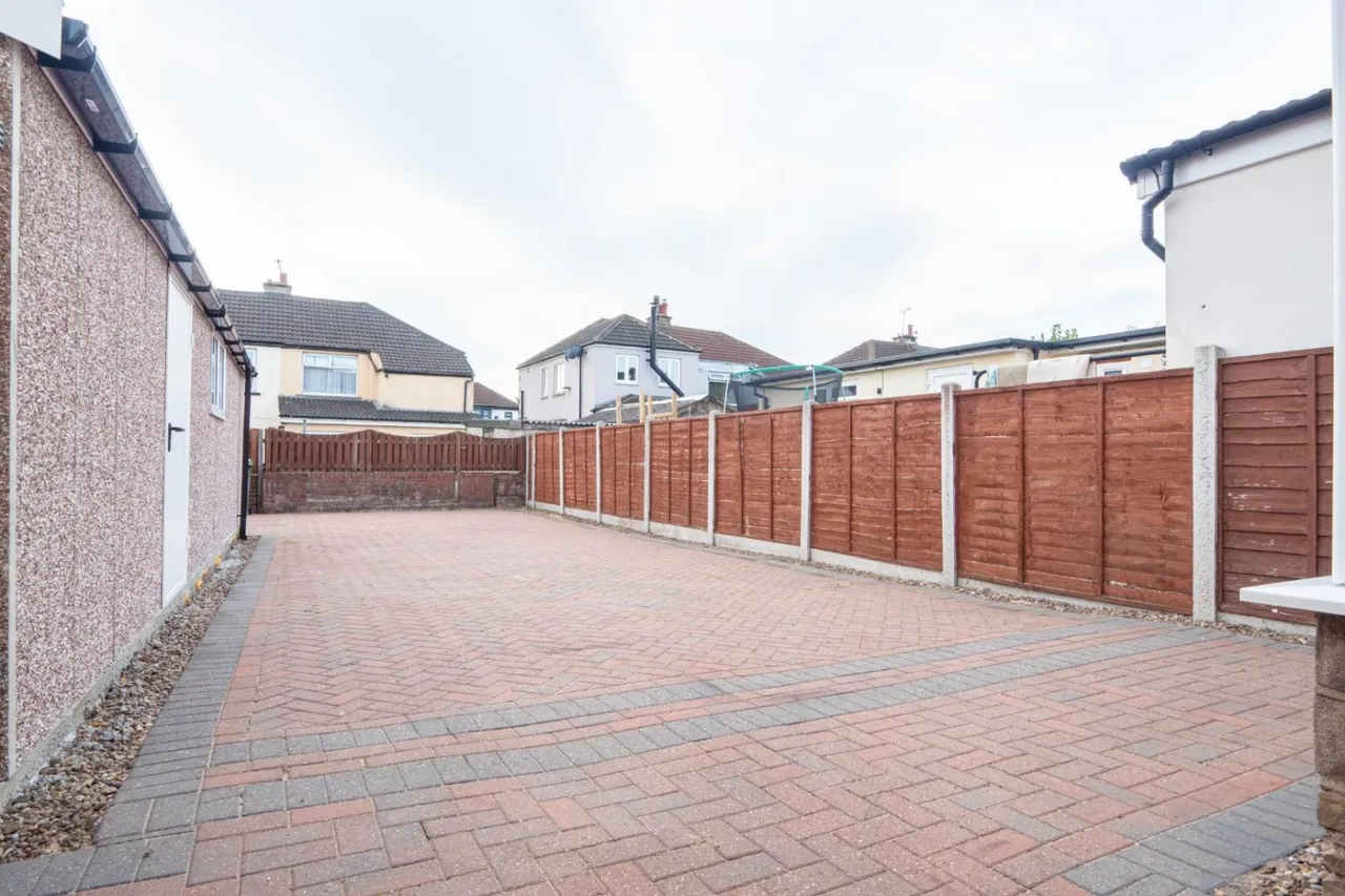 Bradford Road, LS28, photo 24