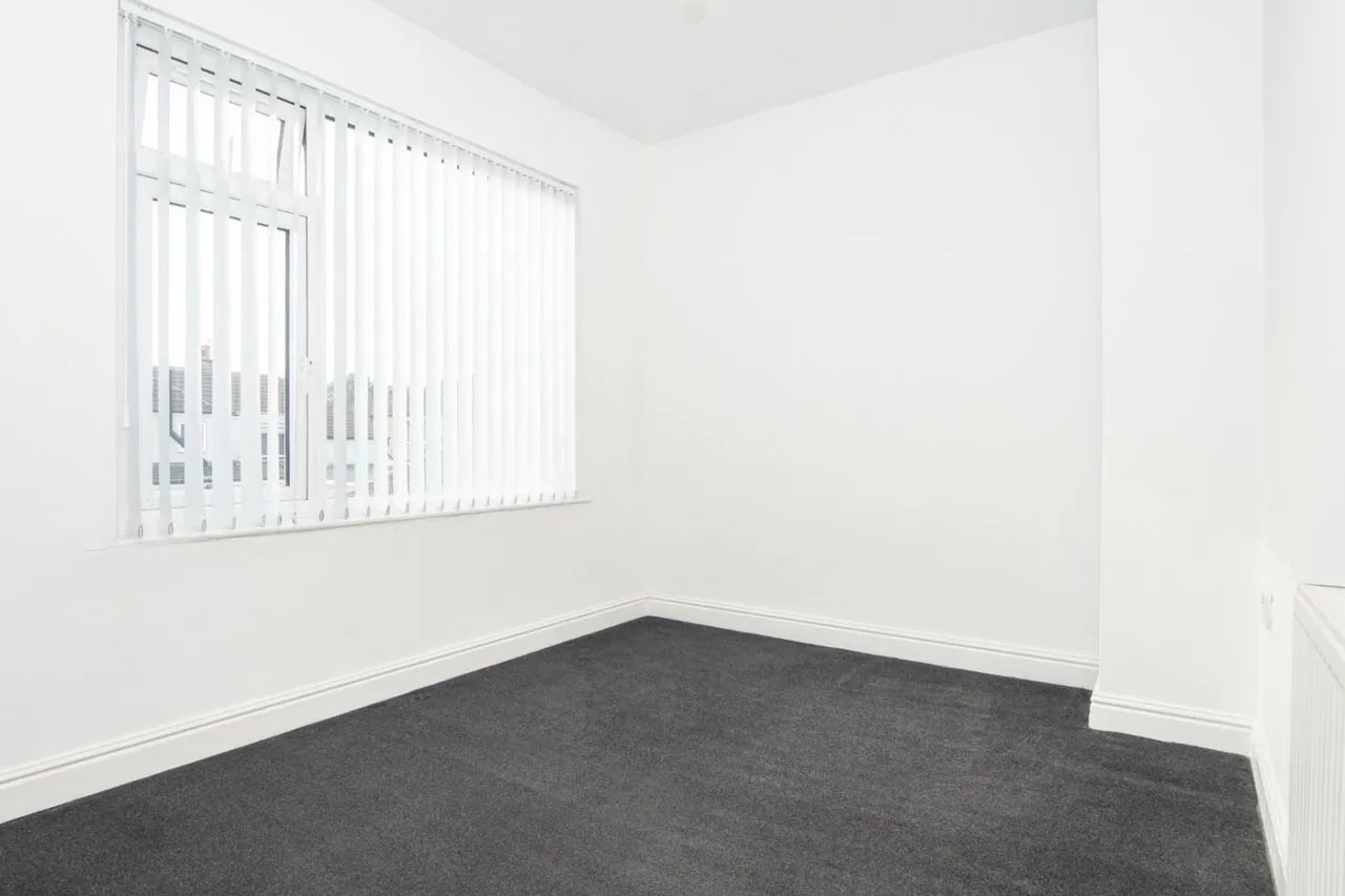 Bradford Road, LS28, photo 14