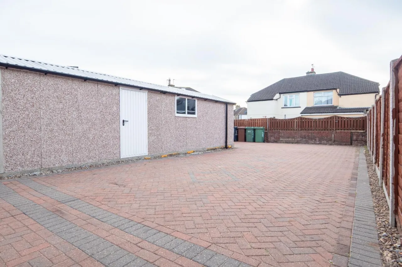 Bradford Road, LS28, photo 25