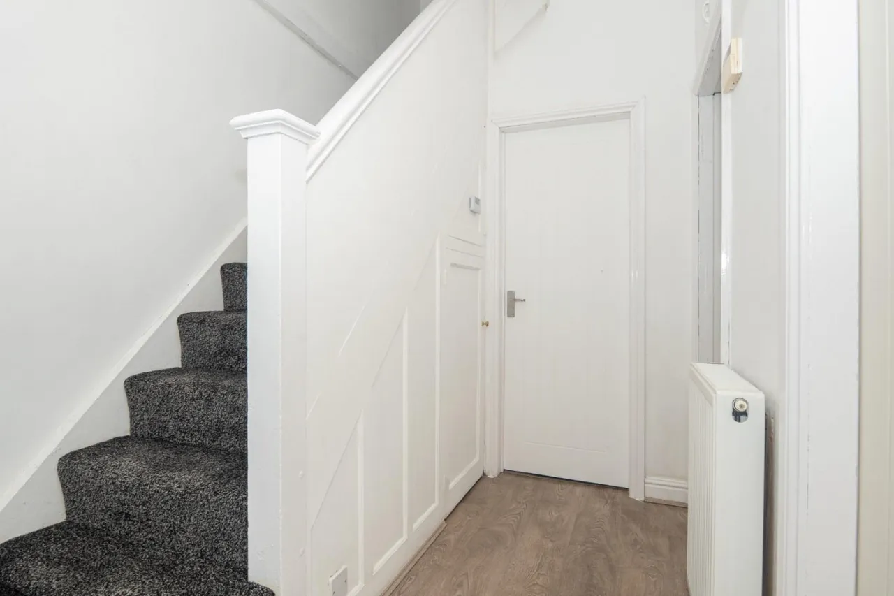 Bradford Road, LS28, photo 9