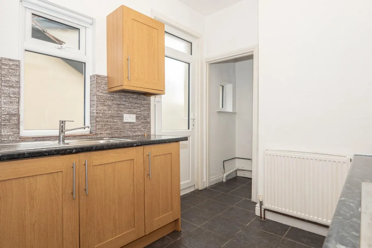Bradford Road, LS28, photo 8
