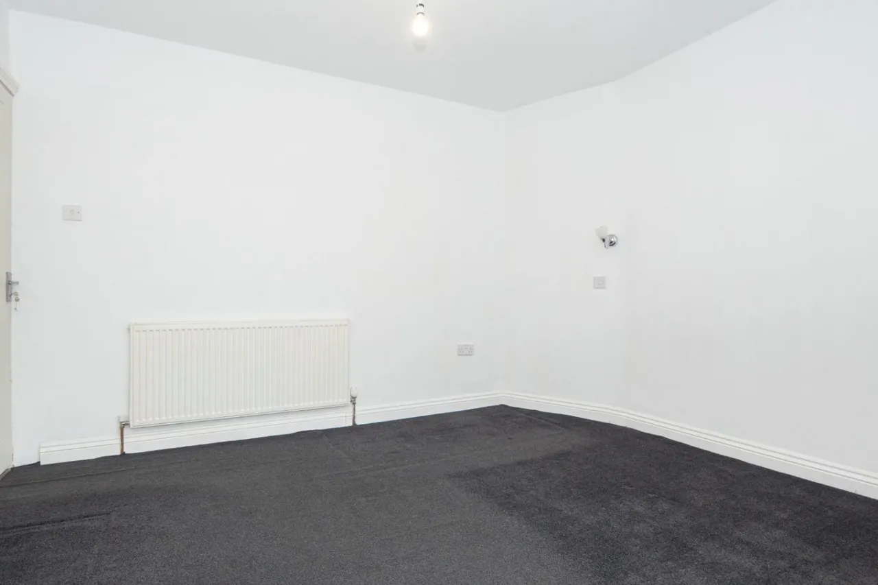 Bradford Road, LS28, photo 12