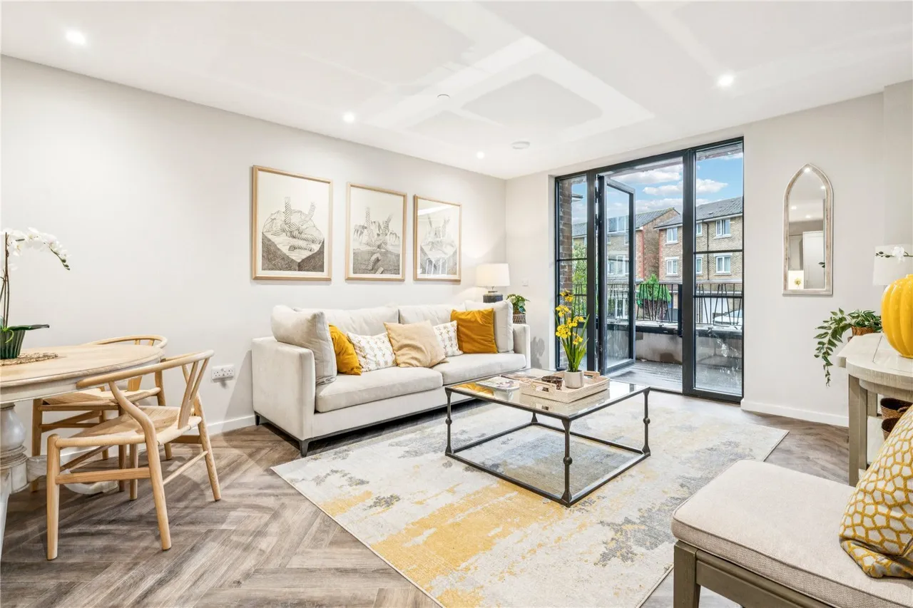 2 bed flat for sale, Fallsbrook Road, London, SW16
