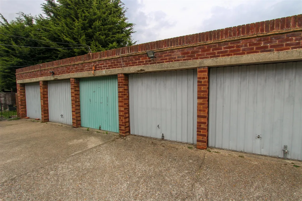 Long Lane, Hillingdon, UB10 9PE, photo 8