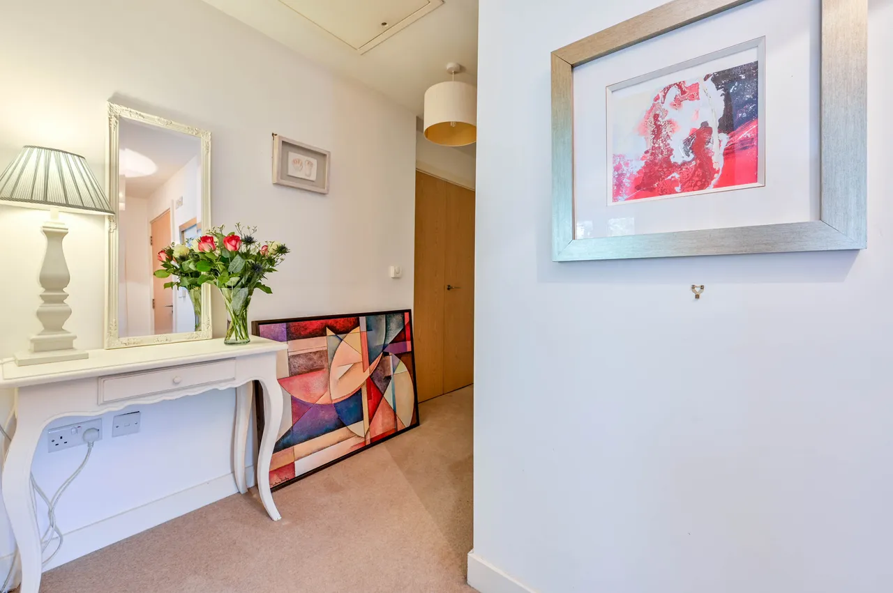 70 Elgin Gardens, Guildford, photo 5