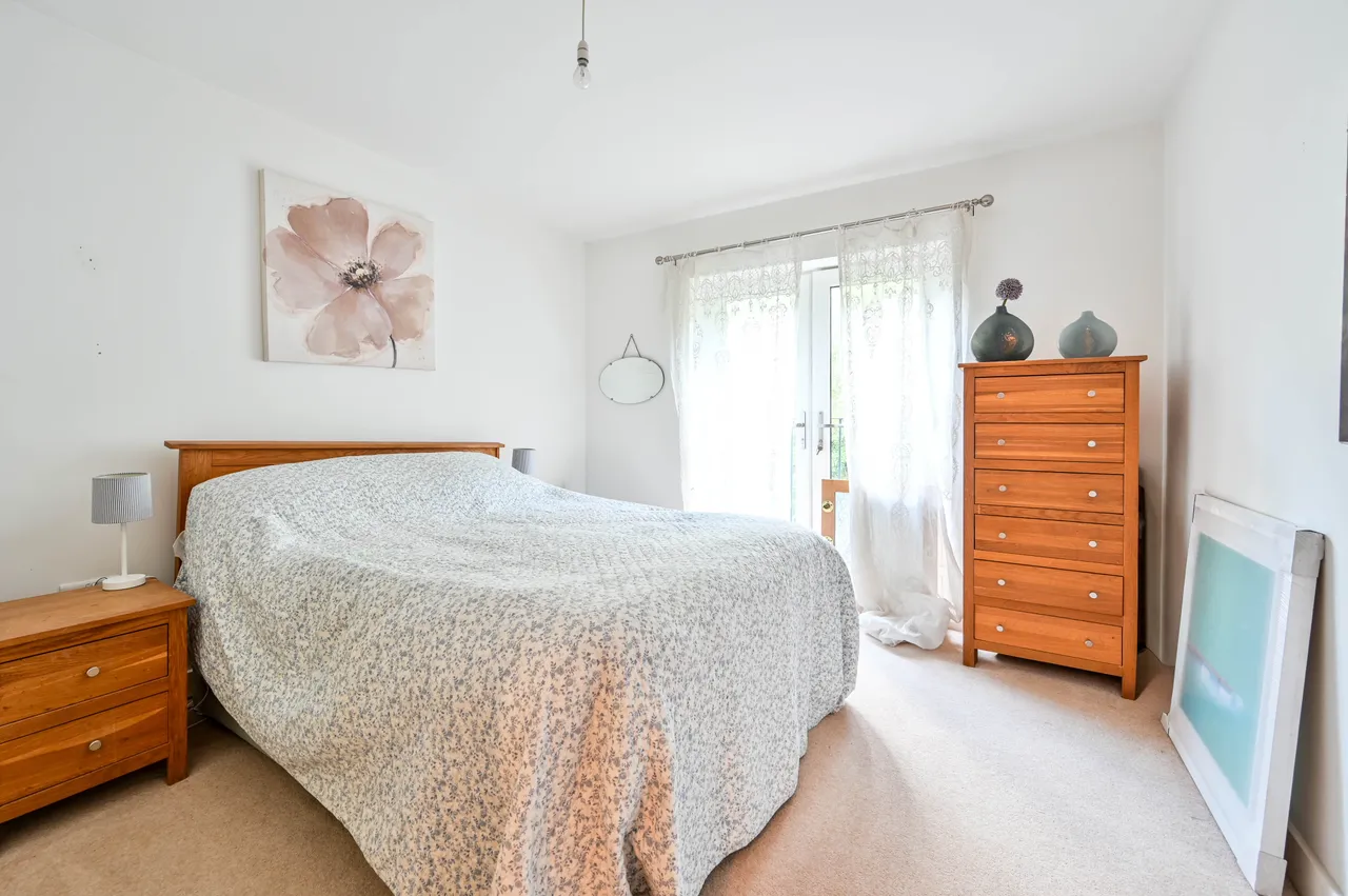 70 Elgin Gardens, Guildford, photo 9