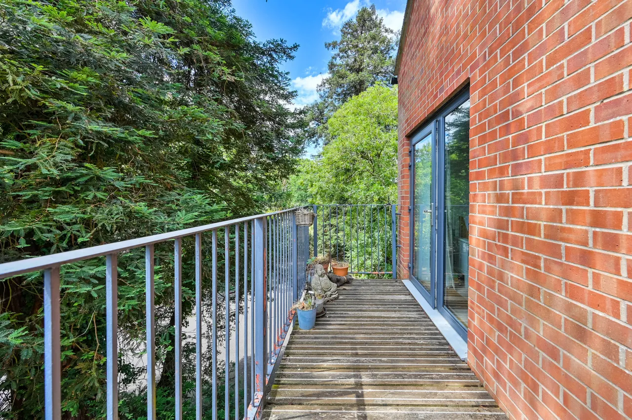 70 Elgin Gardens, Guildford, photo 8