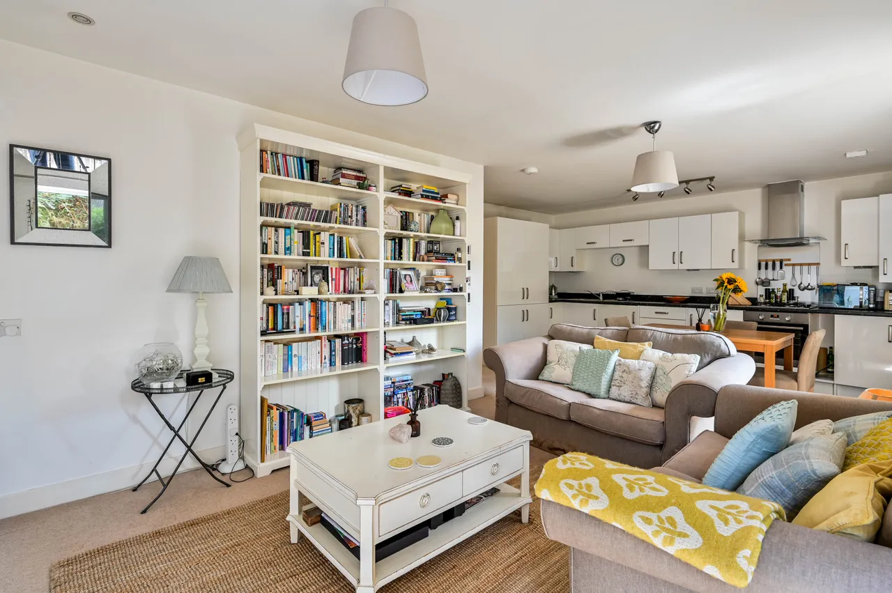 70 Elgin Gardens, Guildford, photo 10
