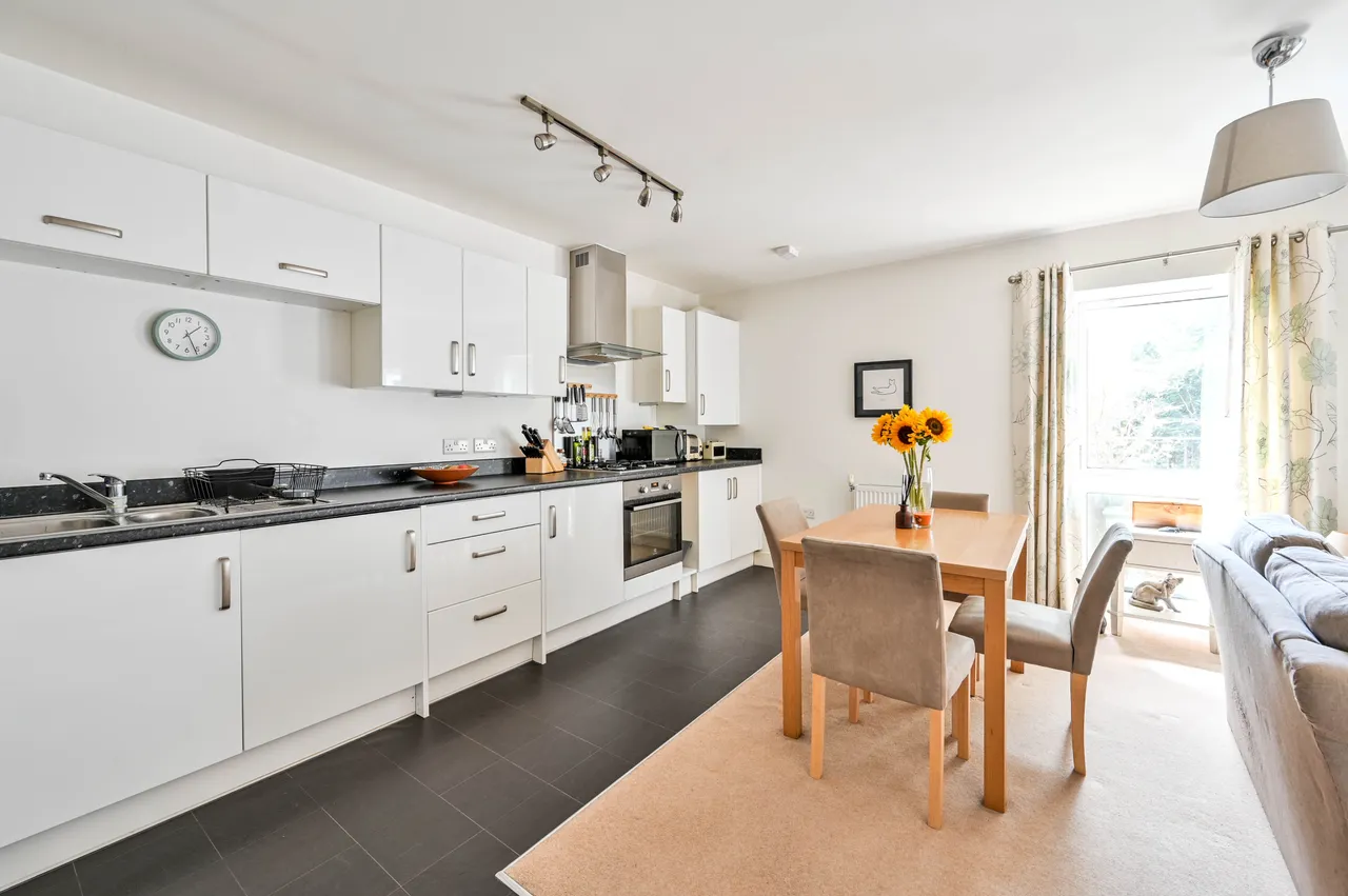 70 Elgin Gardens, Guildford, photo 7