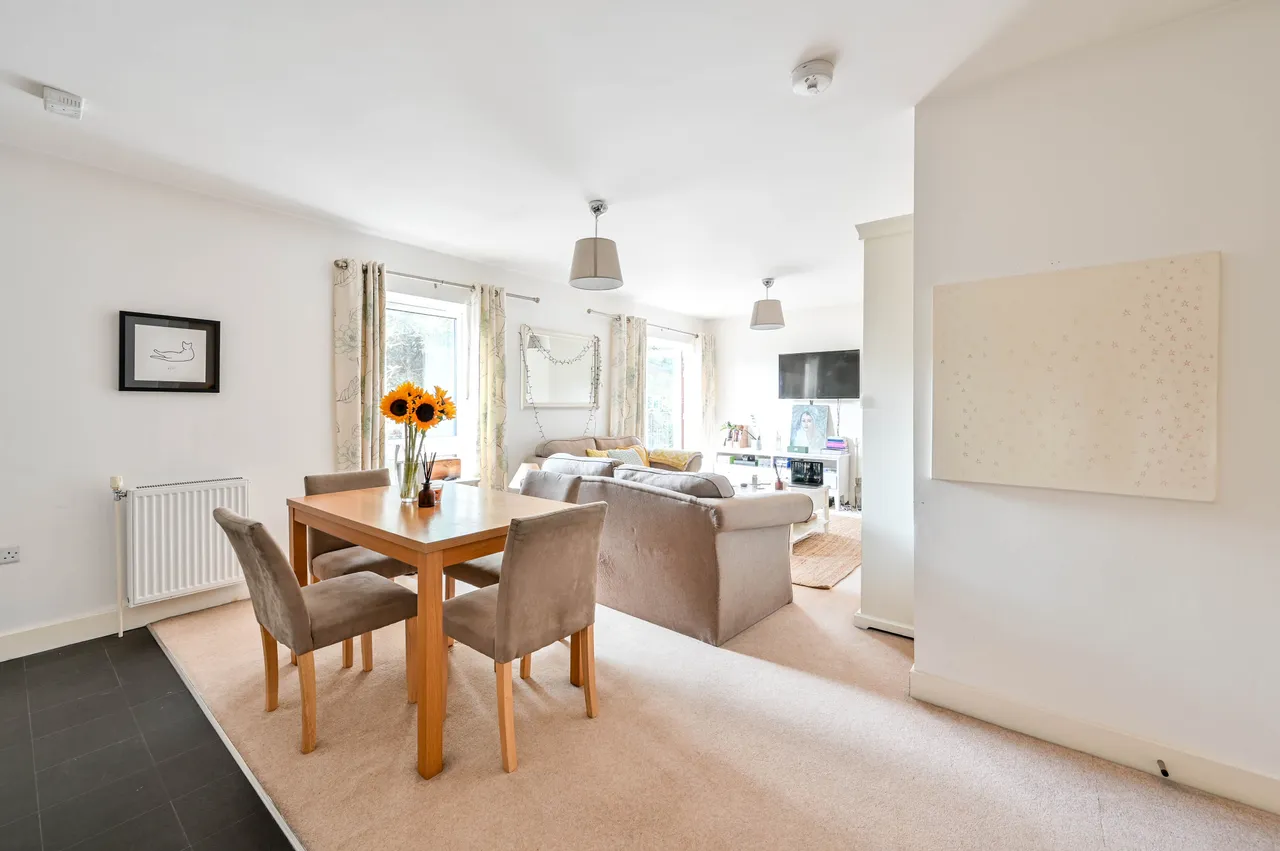 70 Elgin Gardens, Guildford, photo 6