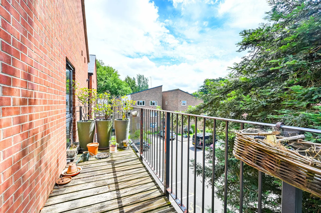 70 Elgin Gardens, Guildford, photo 12