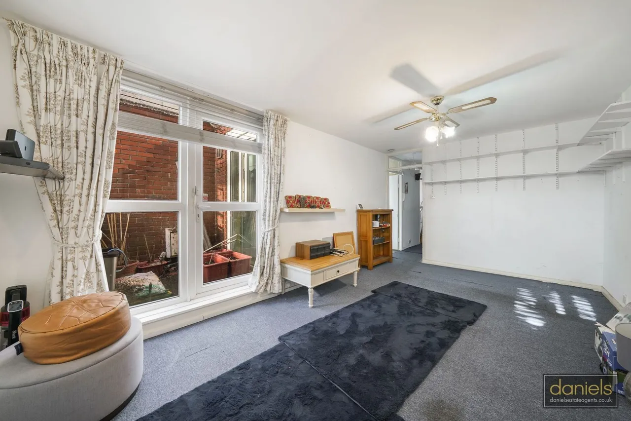 2 bed flat for sale, Tollhurst Drive, Queens Park, W10