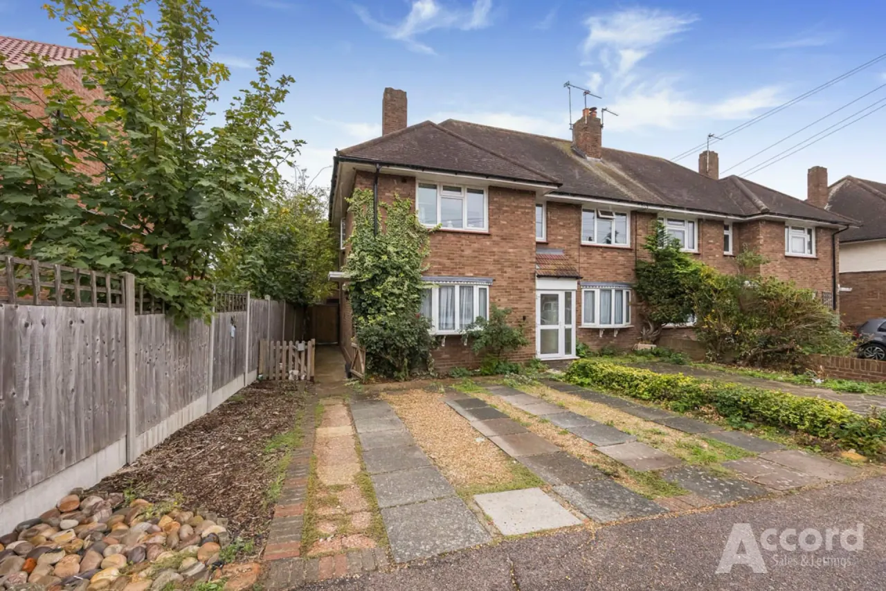 2 bed flat for sale, Chelmsford Avenue, Romford, RM5