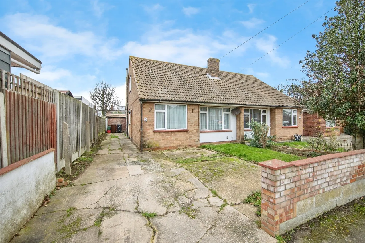 3 bed house for sale — Windmill Park, CLACTON-ON-SEA