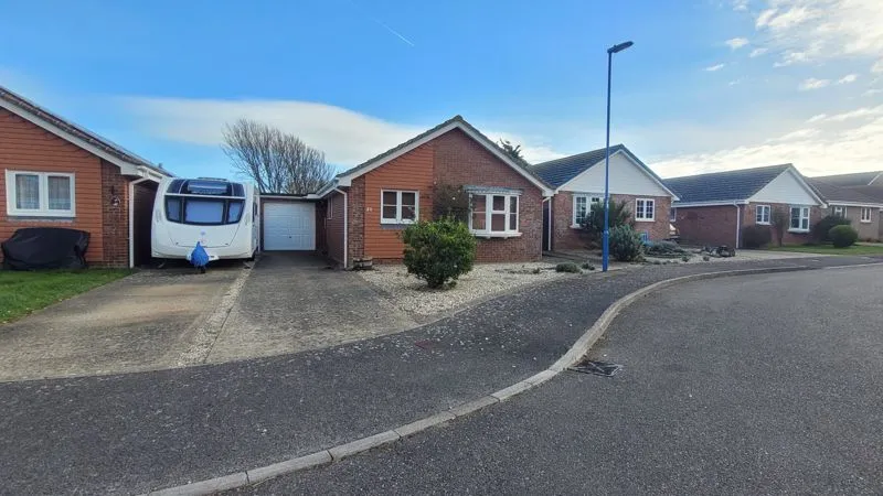 2 bed house for sale — Spinney Close Selsey, Chichester PO20 9JD