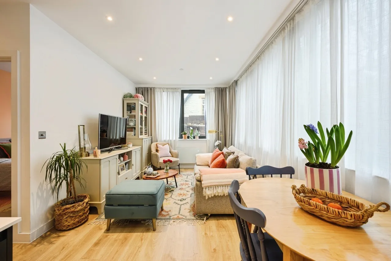 1 bed flat for sale, Station Road, Redhill, RH1