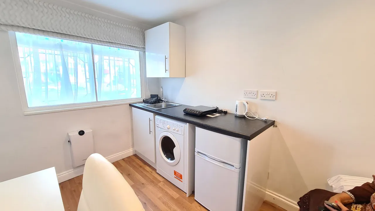 Great West Road, Hounslow, photo 3