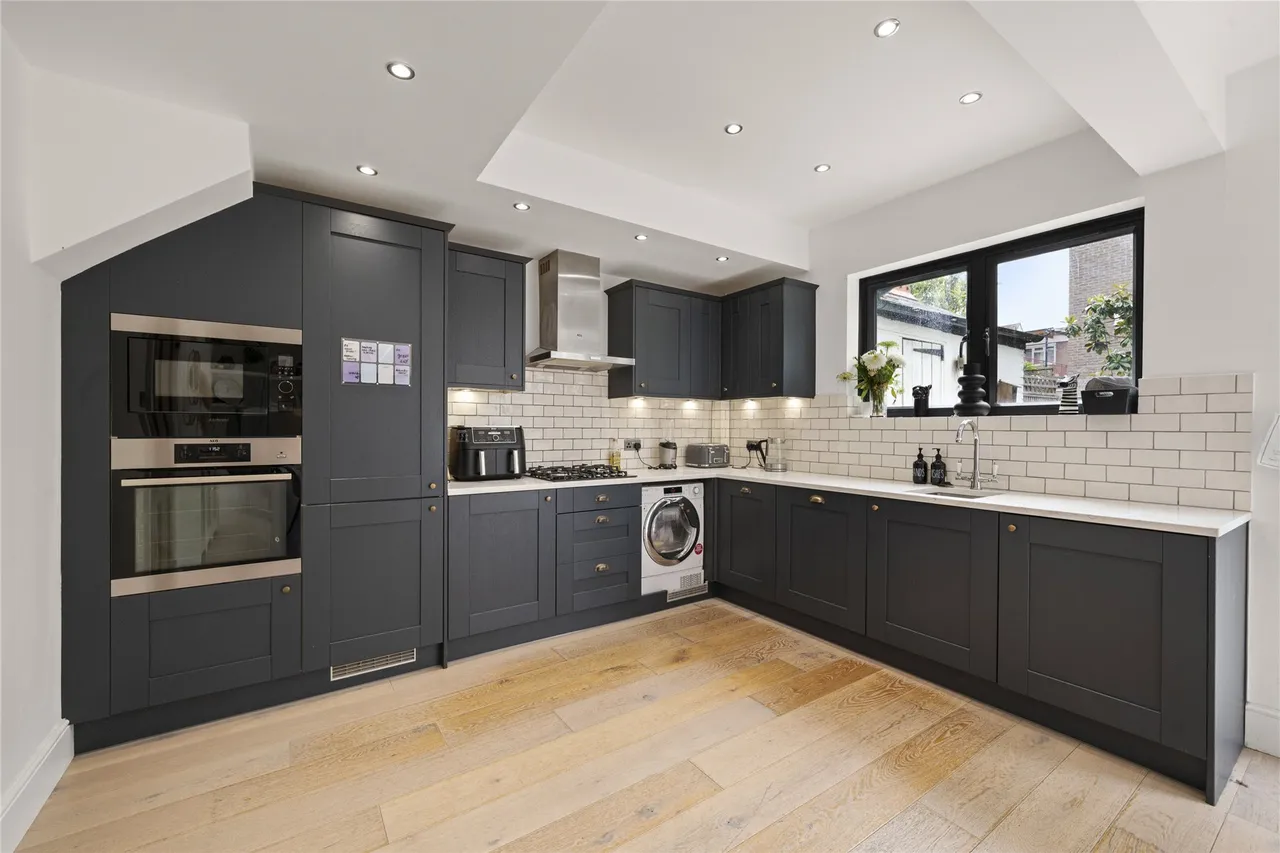 Holstein Avenue, Weybridge, Surrey, KT13, photo 3