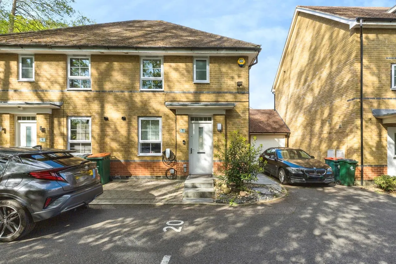 Witney Road, Crawley, RH10, photo 2