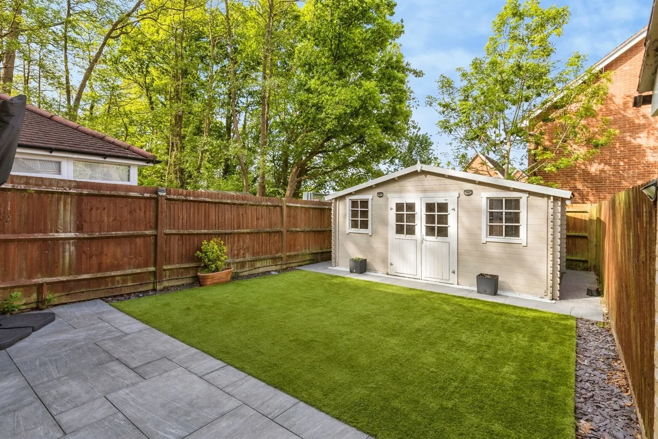 Witney Road, Crawley, RH10, photo 3