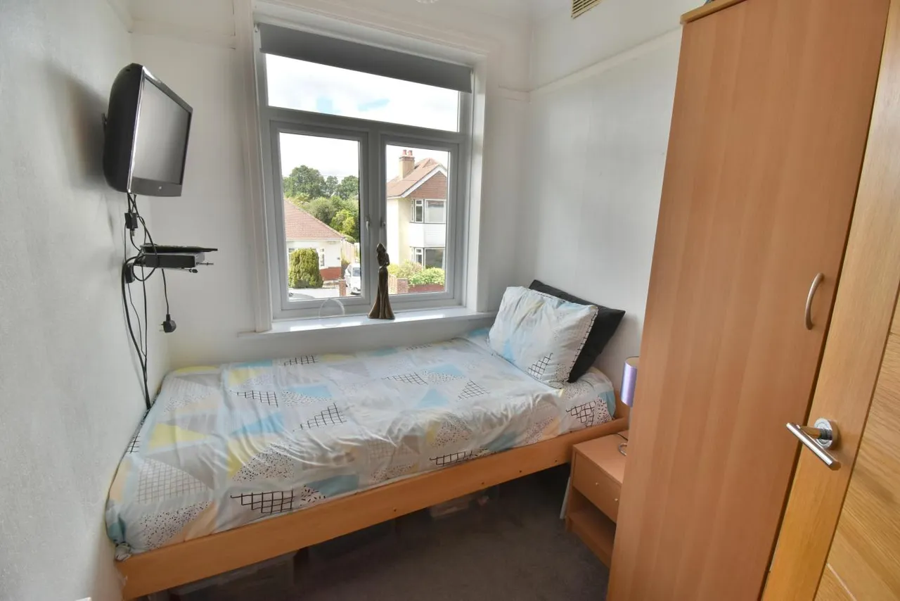 Clayford Avenue, BH22, photo 22