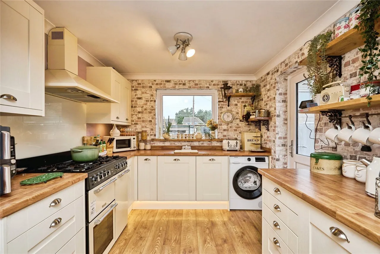 Campfield Road, East Cowes, PO32, photo 4