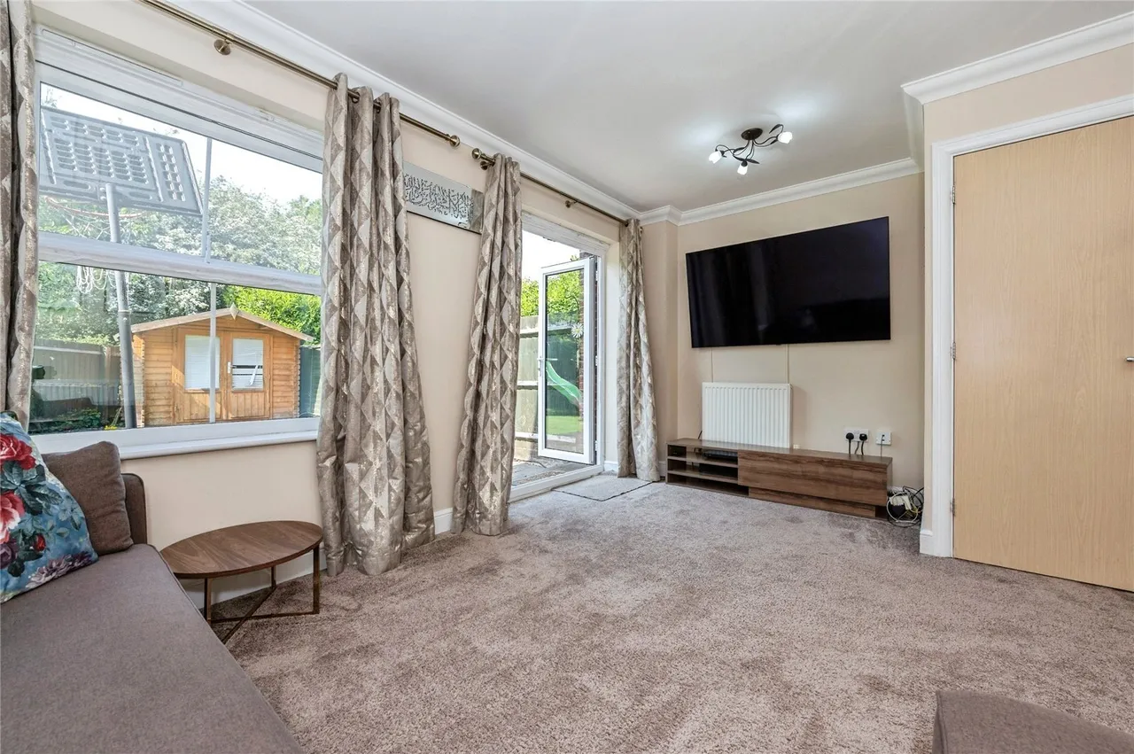 Weymouth Drive, Chafford Hundred, Grays, Essex, RM16, photo 4