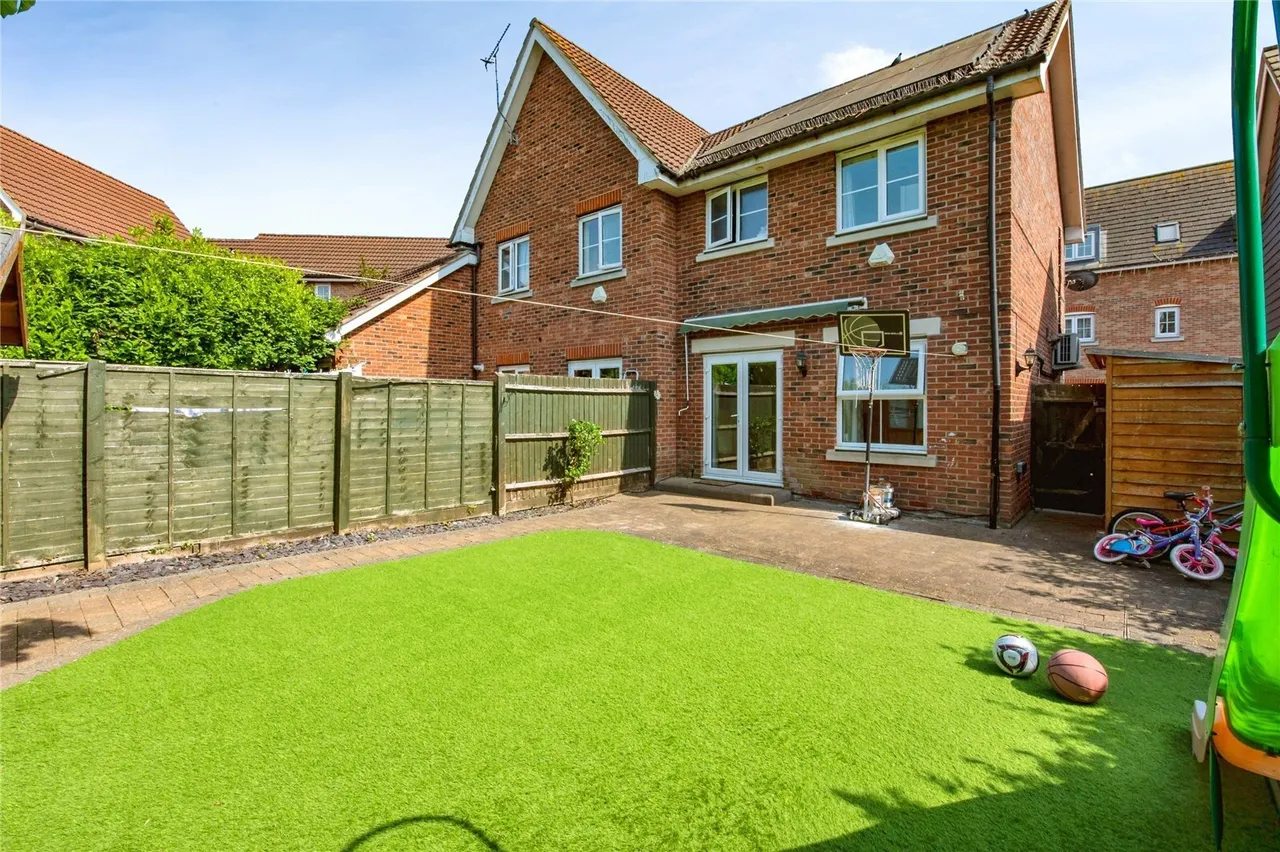 Weymouth Drive, Chafford Hundred, Grays, Essex, RM16, photo 2